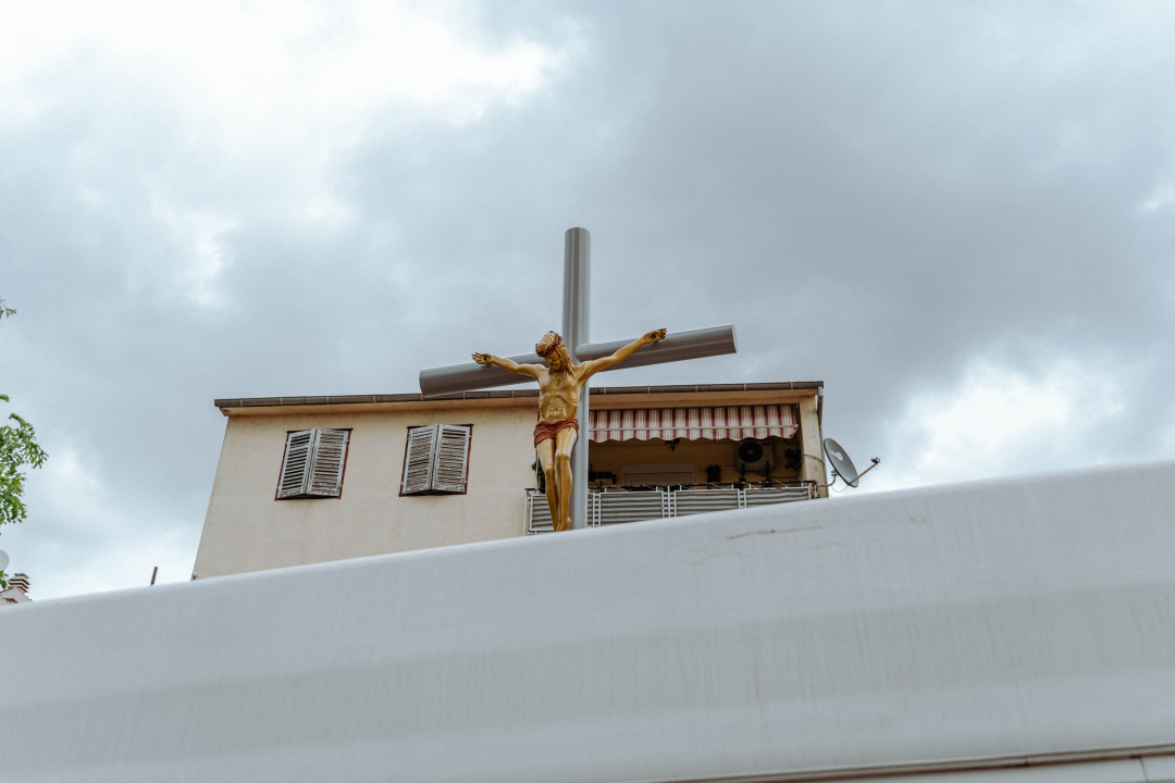 Ostvarena dugogodišnja želja župljana: Postavljen križ na Baldekinu