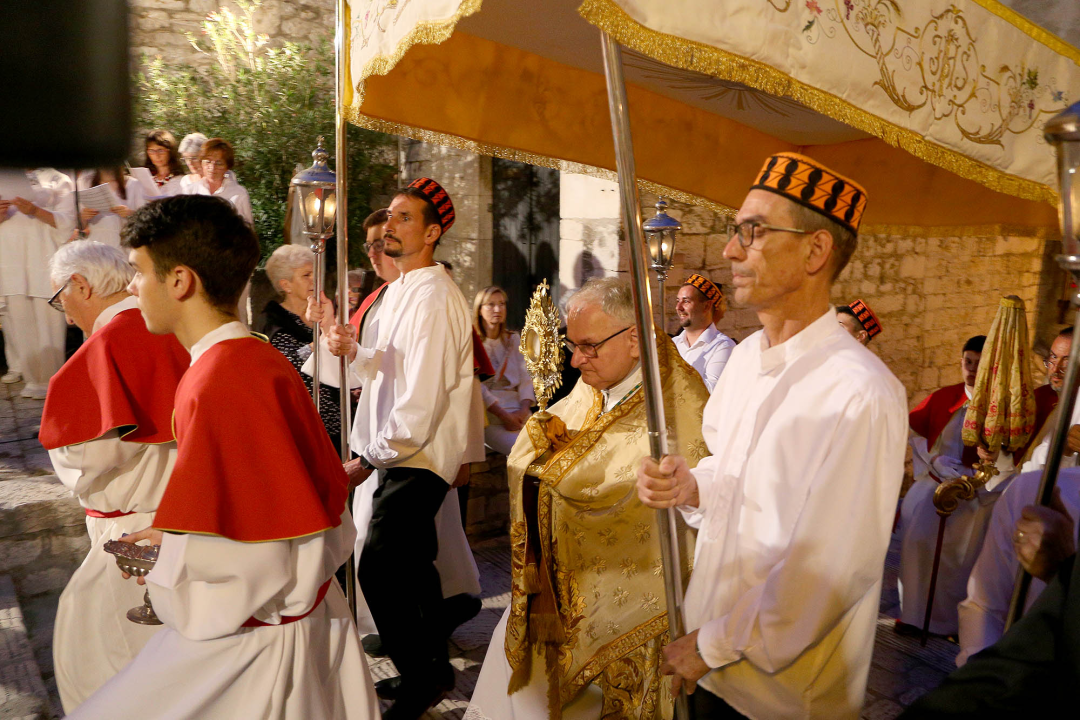 Šibenčani misom u katedrali pa procesijom proslavili svetkovinu Tijelova