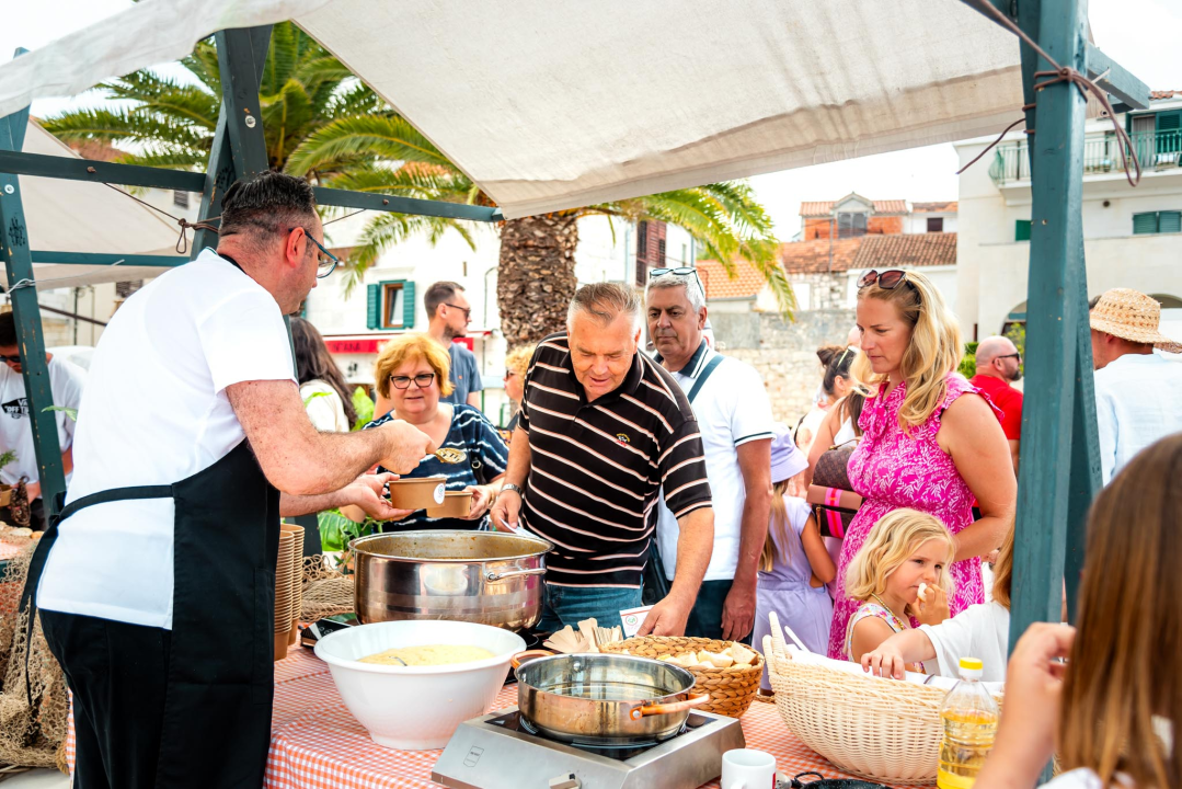 Pogledajte atmosferu jučerašnje marende u Rogoznici!