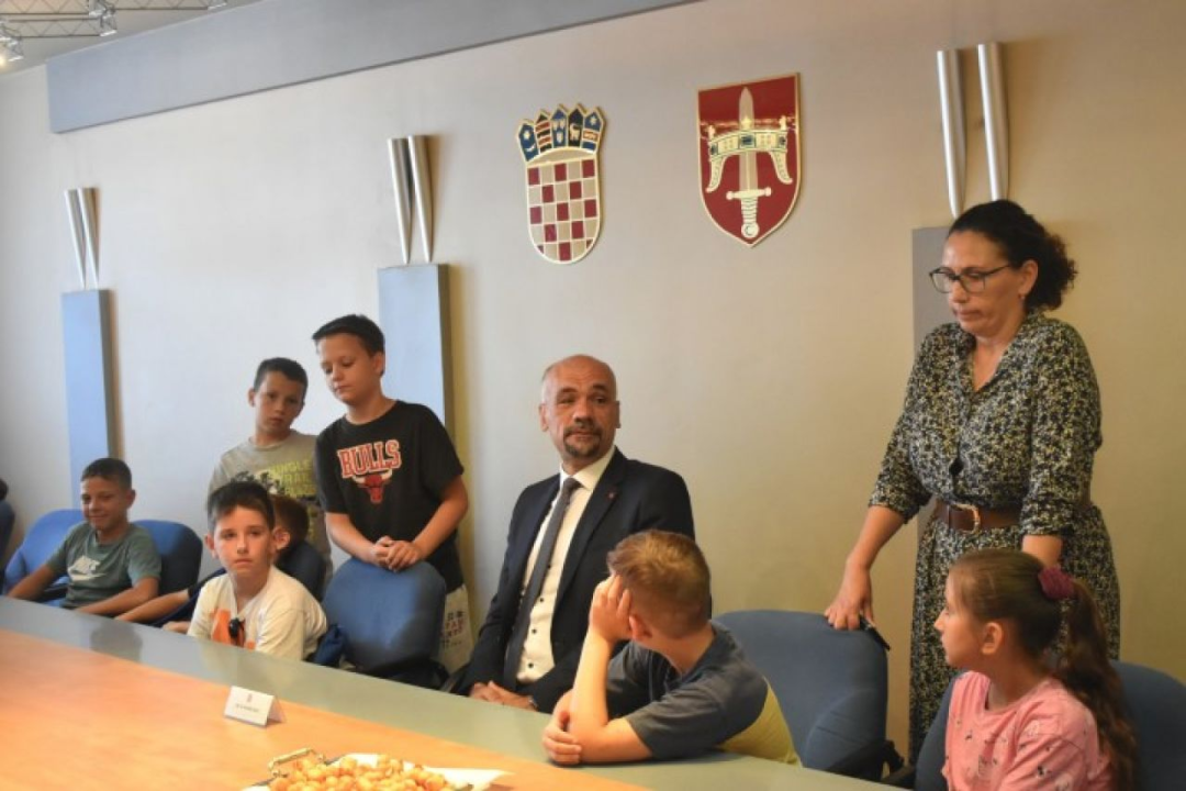Župan Jelić učenicima Katoličke škole otkrio da ga je znanost oduvijek privlačila