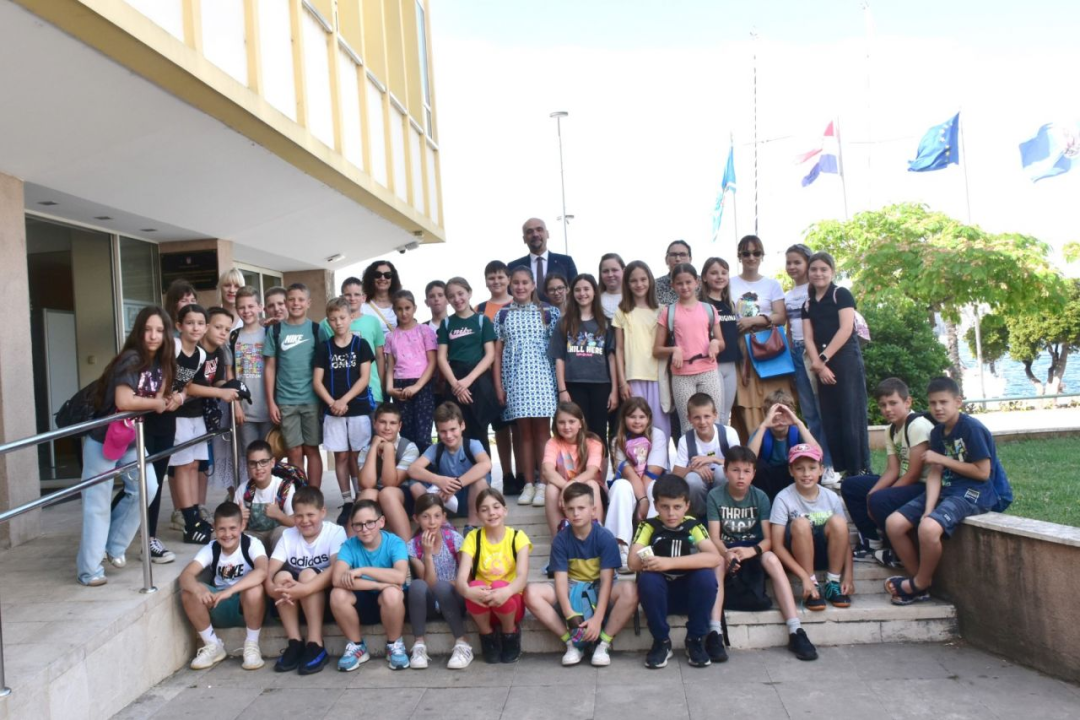 Župan Jelić učenicima Katoličke škole otkrio da ga je znanost oduvijek privlačila