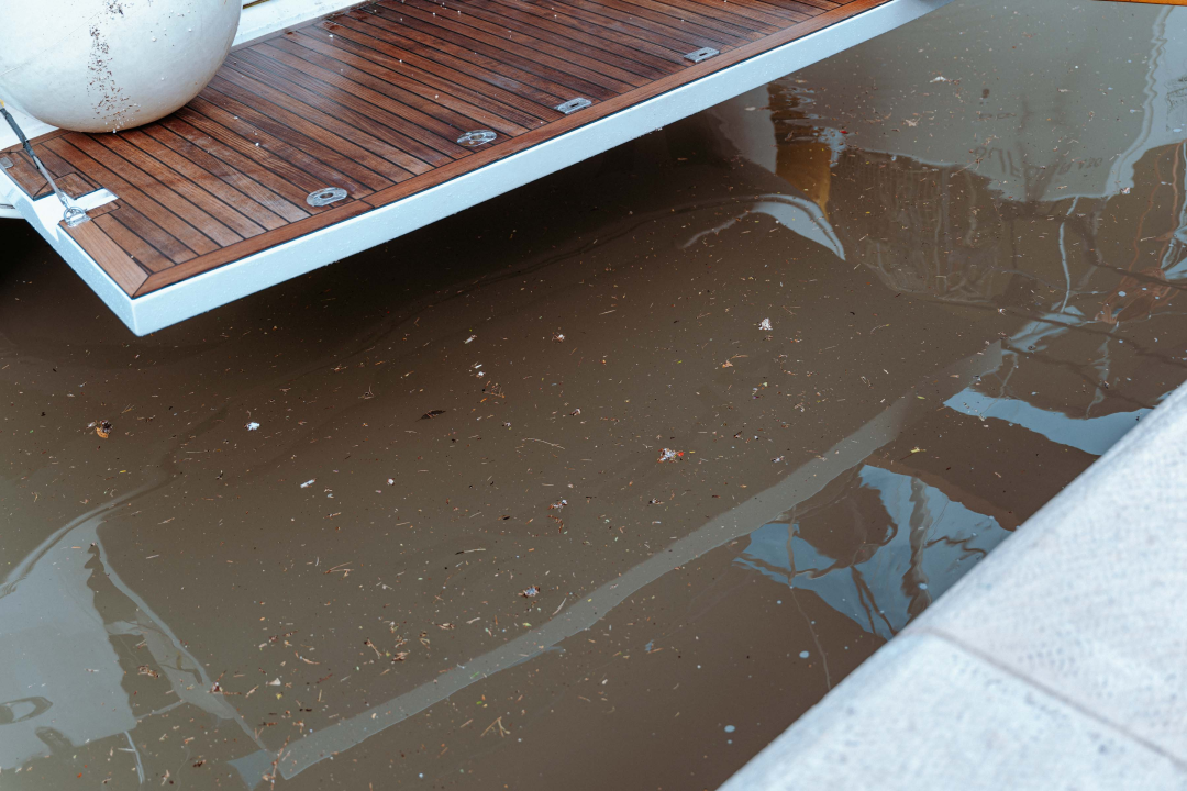 Obilna kiša poplavila rivu i zamutila more: ‘Smrad fekalija je nesnošljiv’ 