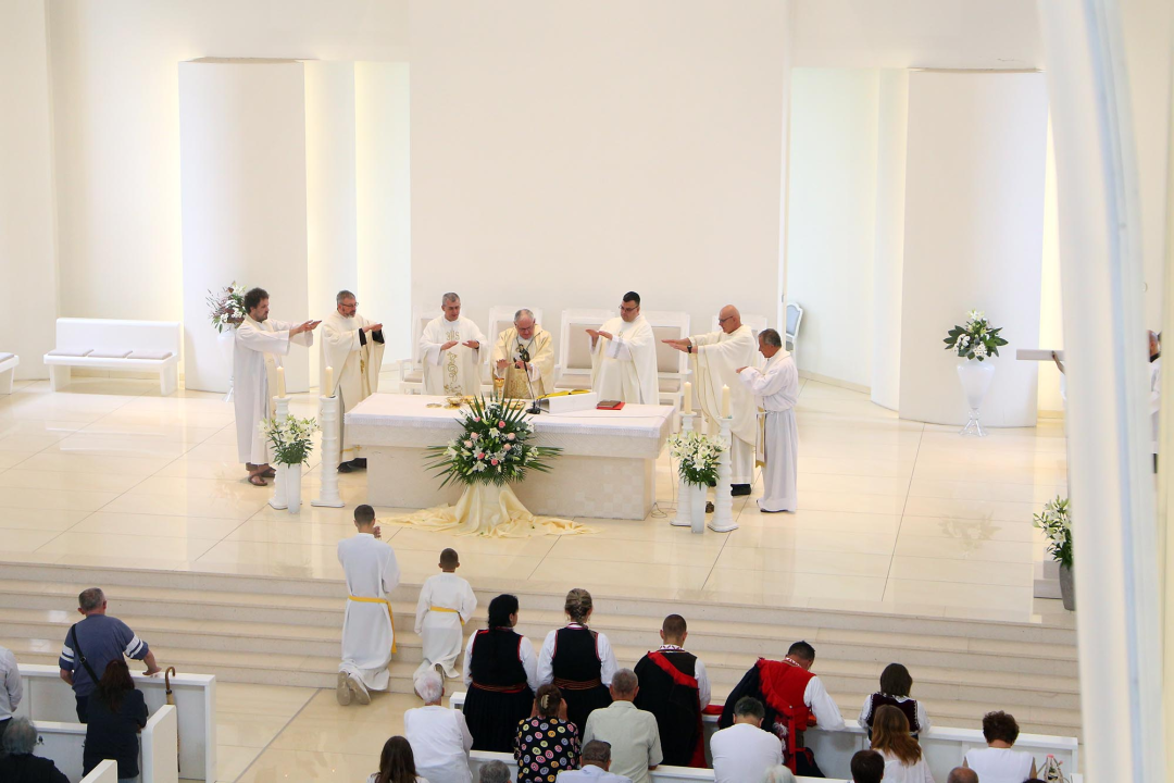 Procesijom vjernika i vojske Kninjani proslavili blagdan sv. Ante