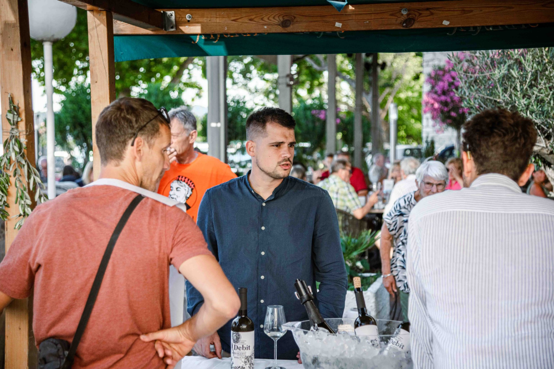 Zbog jednog skladnog para trg ispred Županije i ove je godine pun