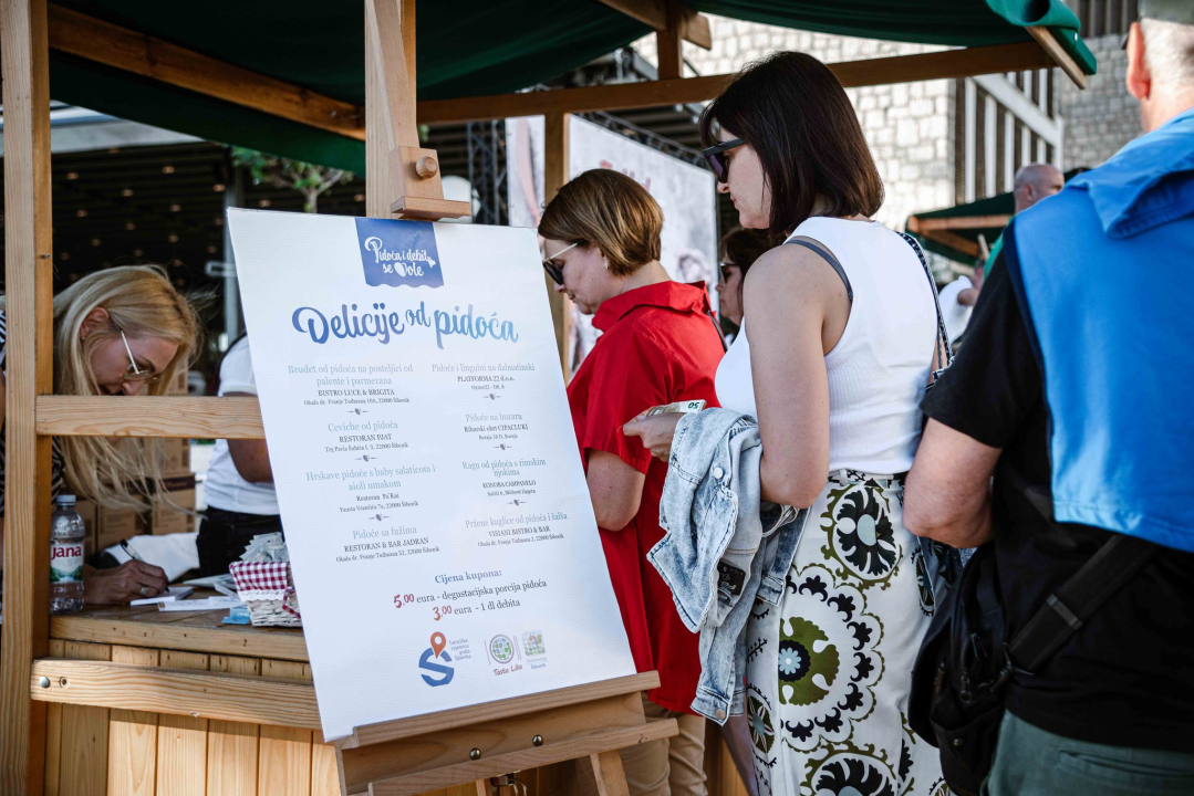 Zbog jednog skladnog para trg ispred Županije i ove je godine pun