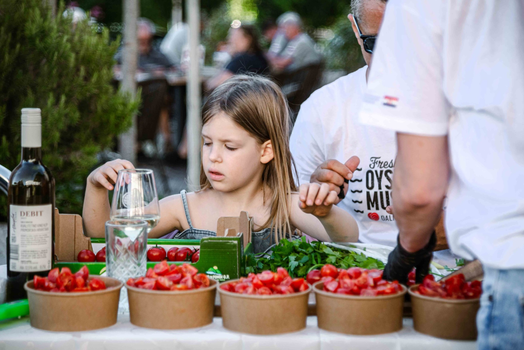Zbog jednog skladnog para trg ispred Županije i ove je godine pun