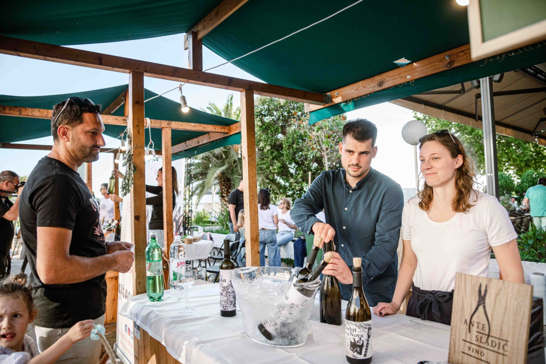 Zbog jednog skladnog para trg ispred Županije i ove je godine pun