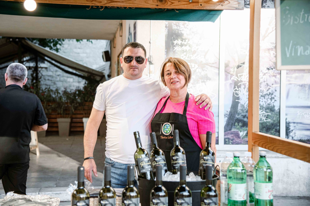 Zbog jednog skladnog para trg ispred Županije i ove je godine pun