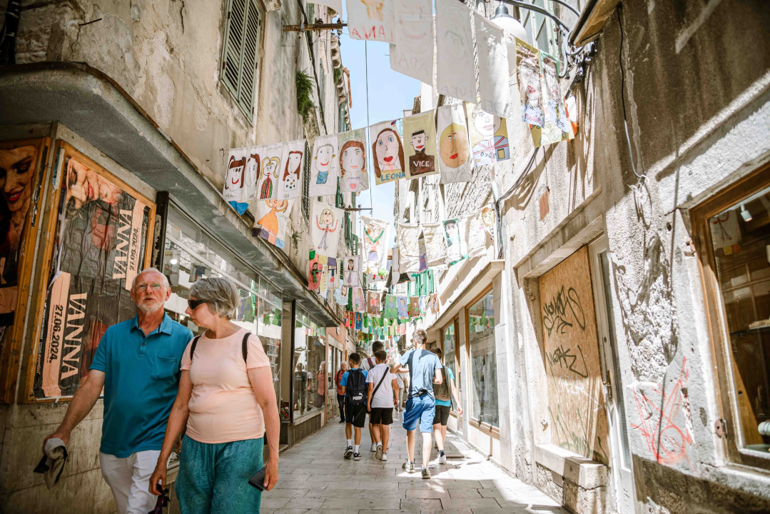 Prvi vjesnici MDF-a na šibenskim ulicama, zastavice kao znak najveselijeg doba  