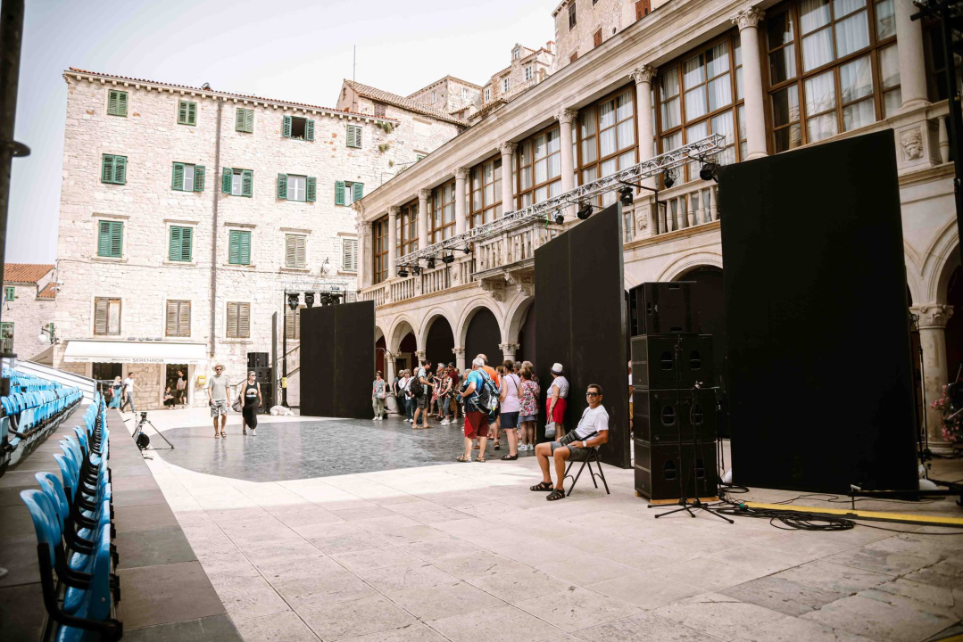Kod kazališta postavljena vrata sreće, MDF polako preuzima grad