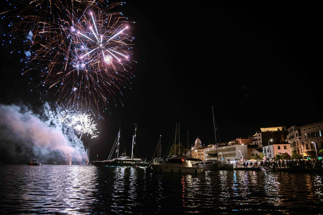 Šibenska noć izvukla ljude u grad, a zabavljao ih je Magazin dobrim starim hitovima