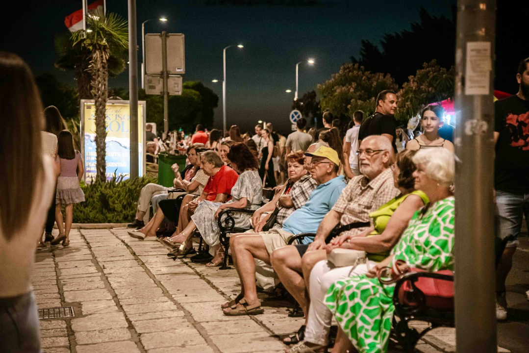 Šibenska noć izvukla ljude u grad, a zabavljao ih je Magazin dobrim starim hitovima