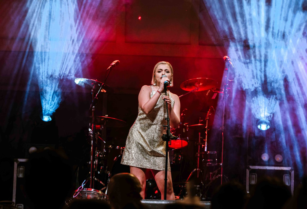 Šibenska noć izvukla ljude u grad, a zabavljao ih je Magazin dobrim starim hitovima