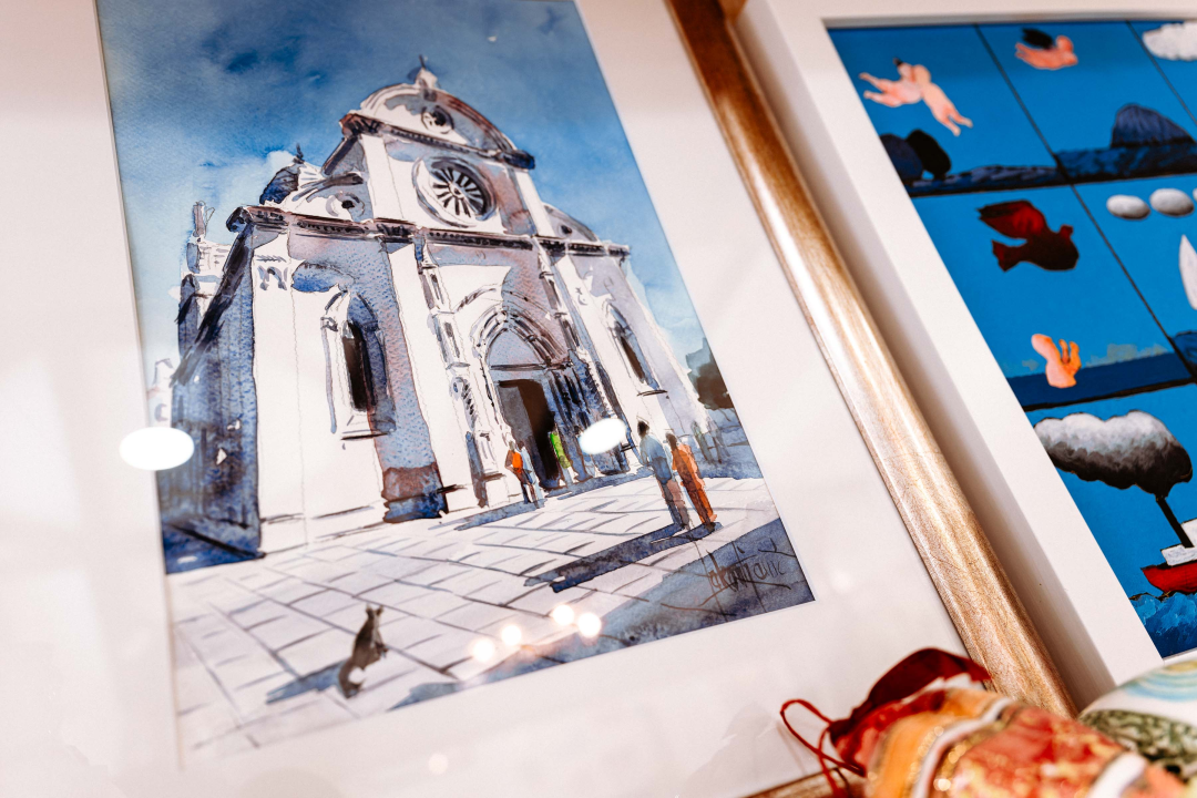 Za žene koje ne robuju trendovima: U Galeriju Juraj Dalmatinac stigla ljetna kolekcija Zorana Mrvoša   