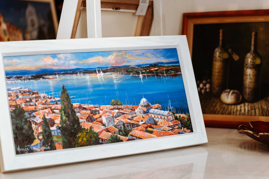 Za žene koje ne robuju trendovima: U Galeriju Juraj Dalmatinac stigla ljetna kolekcija Zorana Mrvoša   