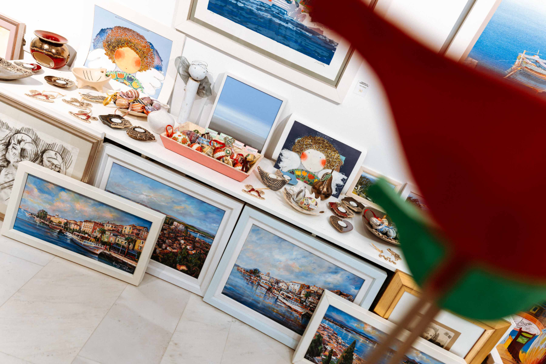 Za žene koje ne robuju trendovima: U Galeriju Juraj Dalmatinac stigla ljetna kolekcija Zorana Mrvoša   