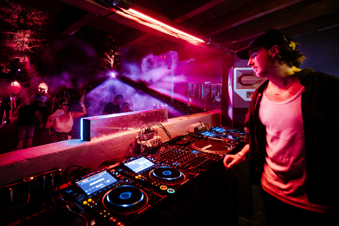 Pogledajte kako izgleda otvorenje plesne sezone u jednoj od najpoznatijih diskoteka u Dalmaciji 