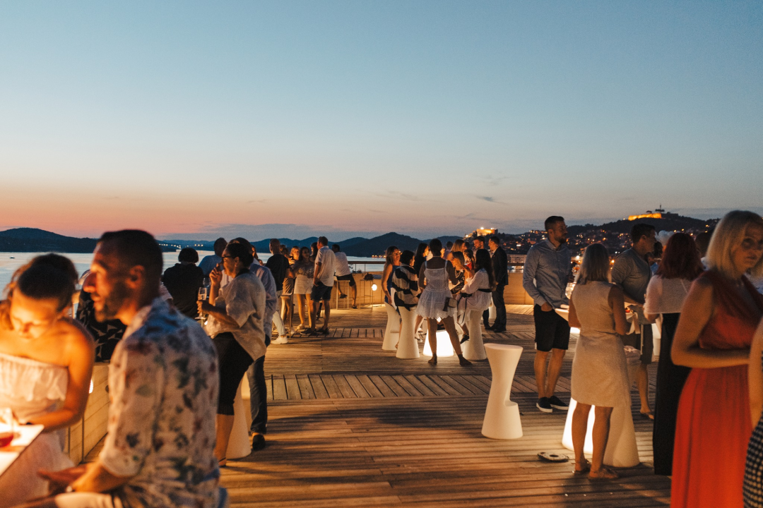 Tople ljetne noći začinite dobrim provodom u Roof Baru by Moet &amp; Chandon u D-Resortu!