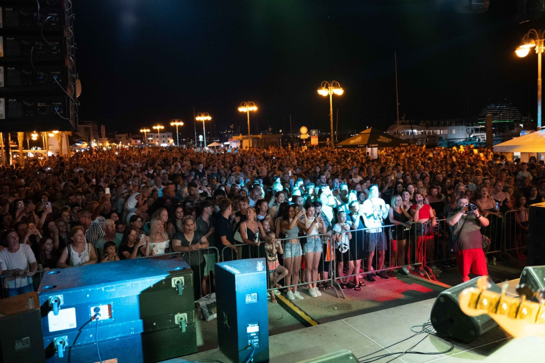 Jelena Rozga održala koncert za pamćenje pred prepunom rivom u Vodicama