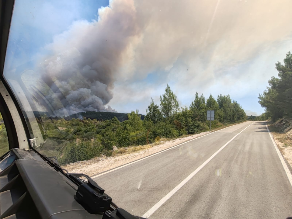 Gori iznad Roškog slapa, požar u zaleđu Skradina i dalje aktivan: Na terenu je 159 vatrogasaca
