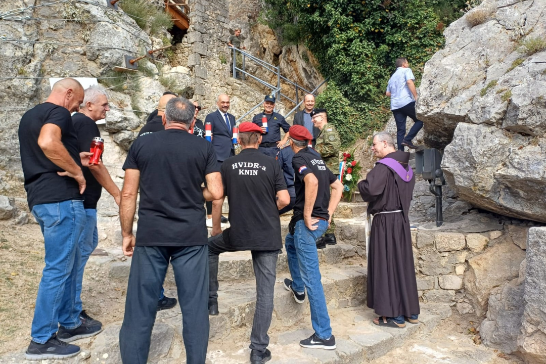 U povodu obilježavanja 5. kolovoza položeni vijenci i zapaljene svijeće u Kninu