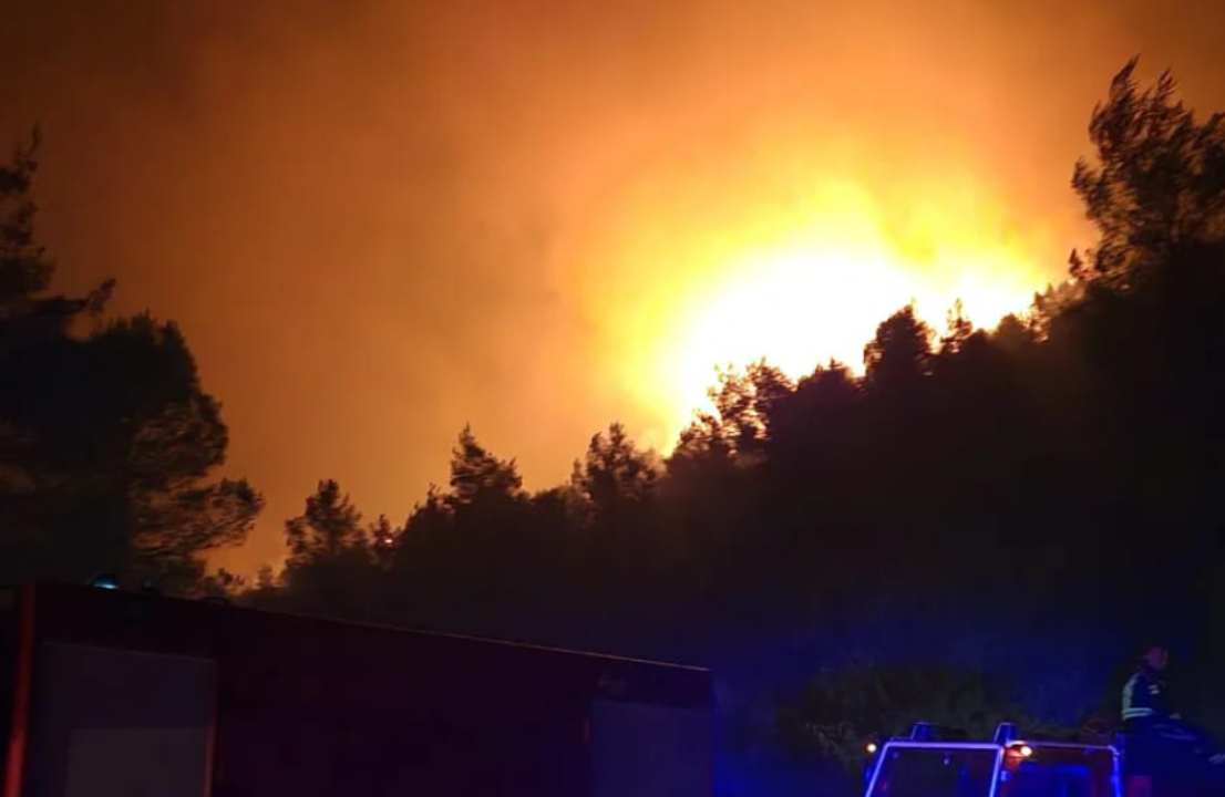 I dalje gori kod Visovačkog jezera, na terenu 120 vatrogasaca: Jednom je pozlilo, prebačen je u šibensku bolnicu