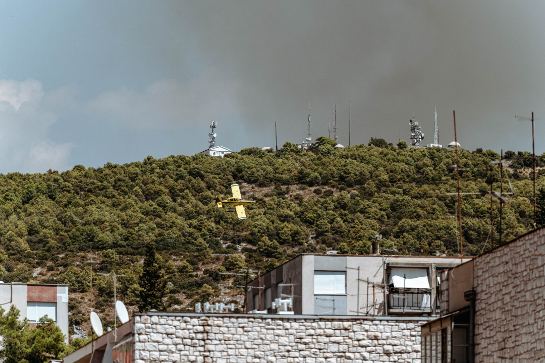 Požar i dalje aktivan, no pod kontrolom je vatrogasaca: Izgorjela je površina od oko 3,5 hektara