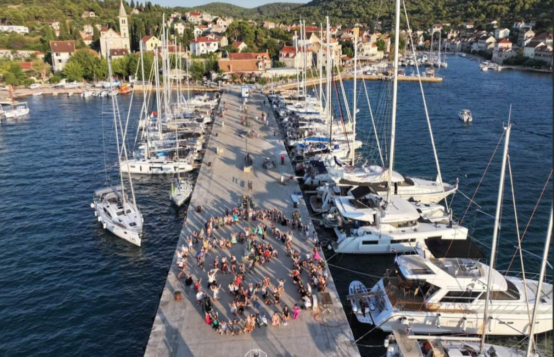 Milenijske fotografije u čast Vesni Parun i Mladenu Bjažiću snimane na Zlarinu