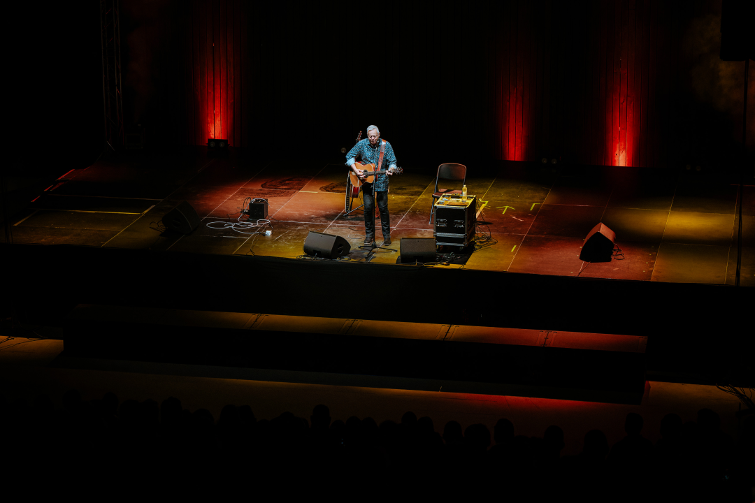 Gitaristička legenda Tommy Emmanuel na Mihovilu oduševio sviranjem tri dionice istovremeno 