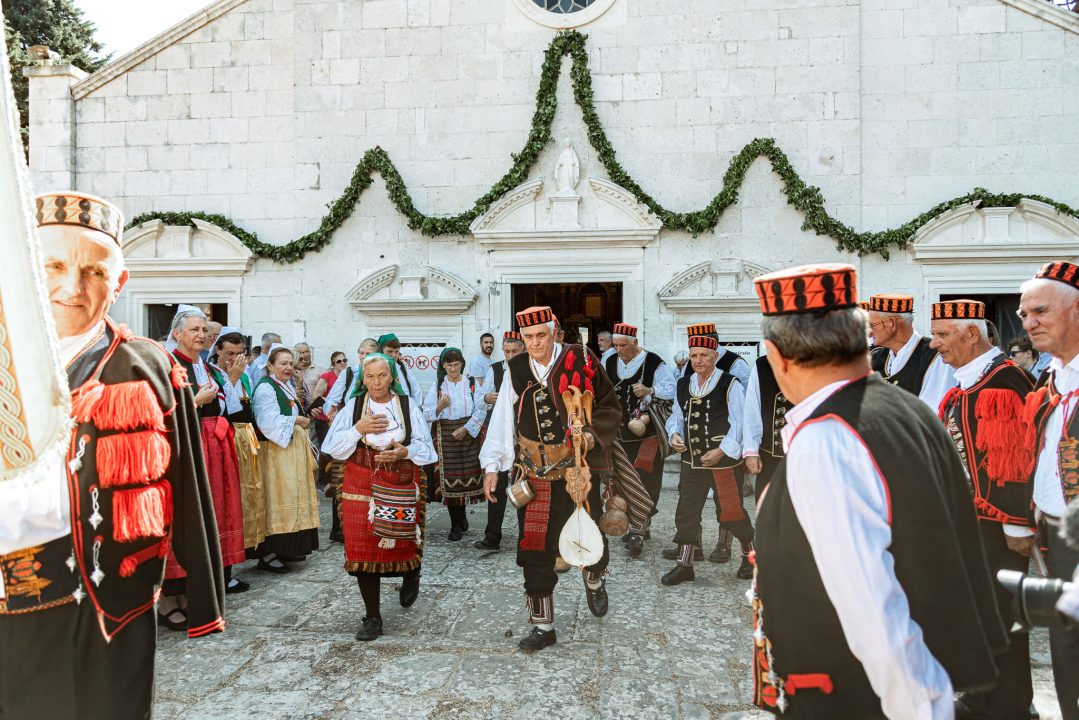 Velik broj vjernika okupio se u marijanskom svetištu u Vrpolju: Misu predvodio biskup Rogić