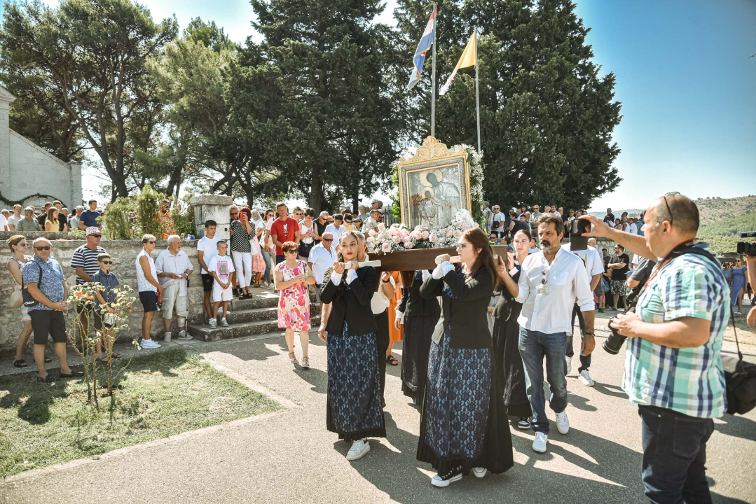 Velik broj vjernika okupio se u marijanskom svetištu u Vrpolju: Misu predvodio biskup Rogić