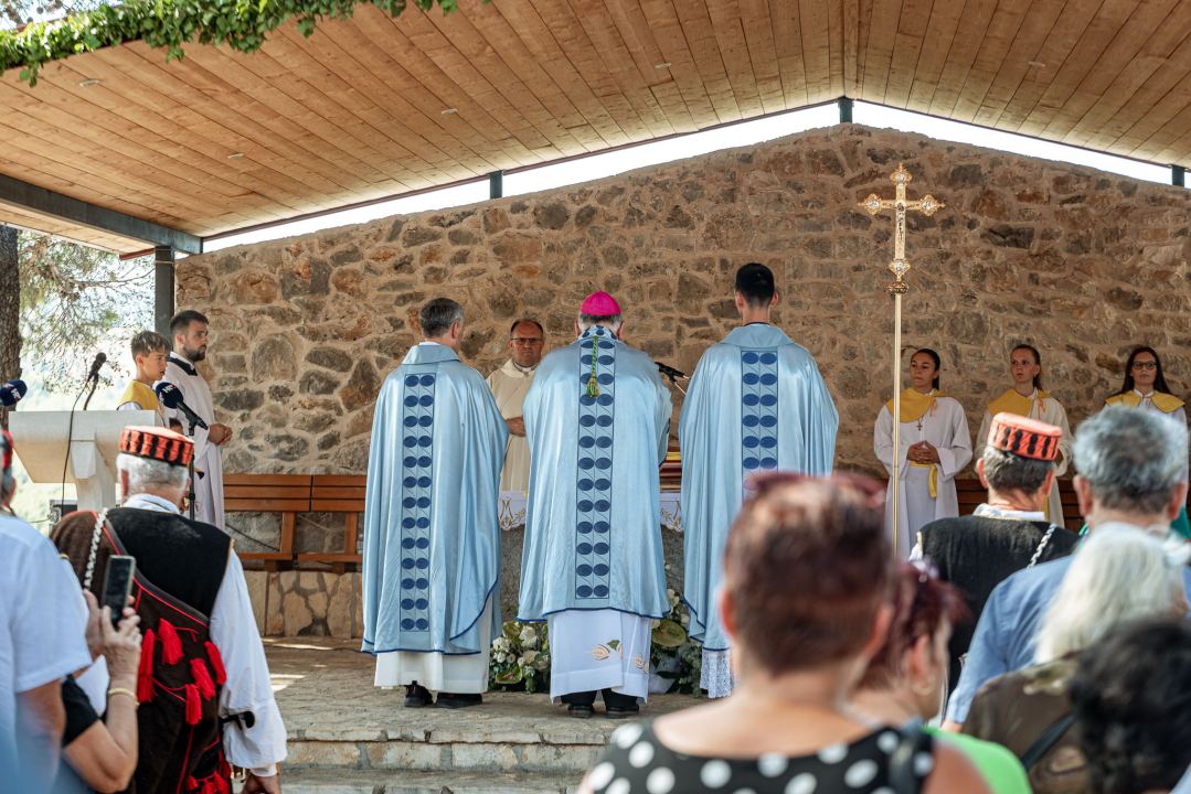 Velik broj vjernika okupio se u marijanskom svetištu u Vrpolju: Misu predvodio biskup Rogić