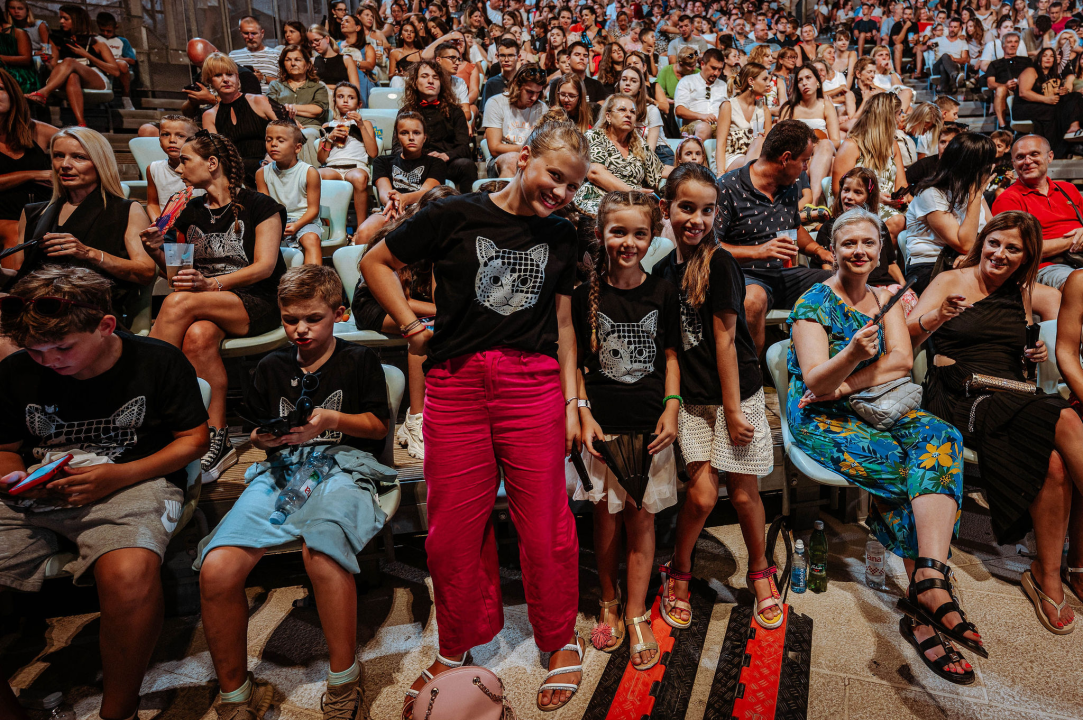 U Šibeniku se dogodio savršen spoj nespojivog koncertom za sve generacije: Vojko V, Baby Lasagna i Nipplepeople