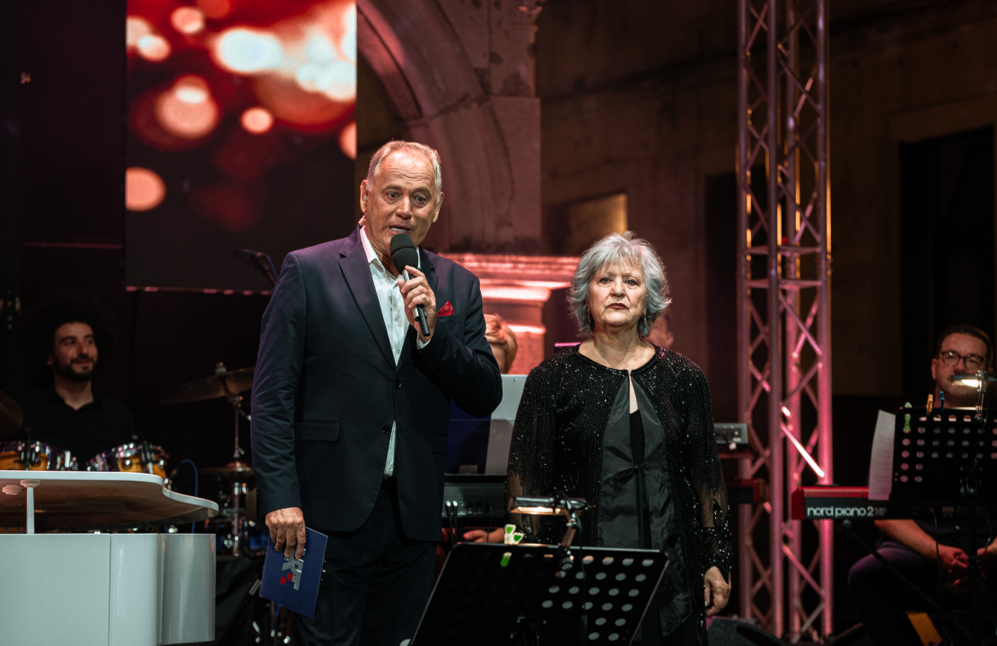 Ikona hrvatske glazbe Meri Cetinić zablistala na pozornici prve večeri Dalmatinske Šansone