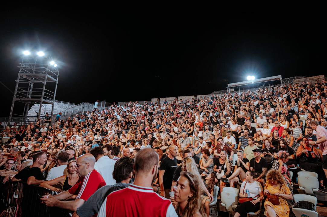 Editorsi održali fantastičan koncert u Šibeniku, nije ih omeo ni vjetar ni kiša