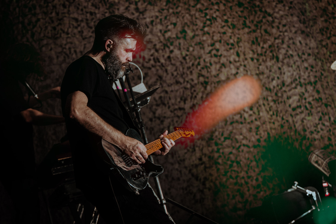 Editorsi održali fantastičan koncert u Šibeniku, nije ih omeo ni vjetar ni kiša