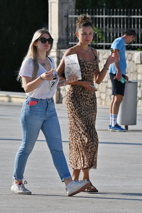 Šarene haljine i trendi komadi zavladali Šibenikom