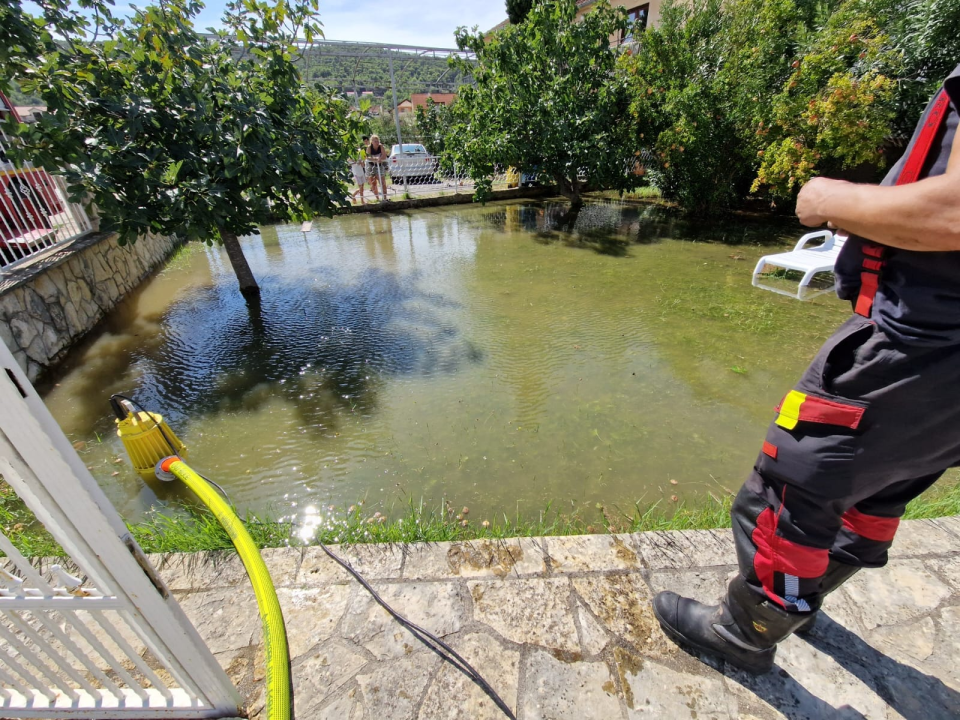 Posljedica nevremena: Na sve strane županijski vatrogasci ispumpavali poplavljene objekte