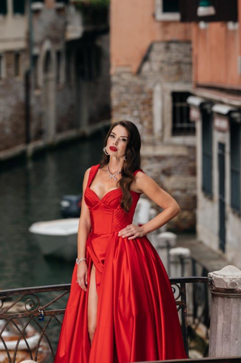 Glamurozna Iva Jerković zasjala na crvenom tepihu Venezia Film Festivala uz Cotril