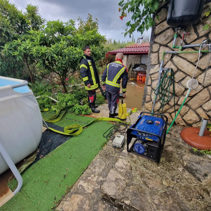 Posljedica nevremena: Na sve strane županijski vatrogasci ispumpavali poplavljene objekte