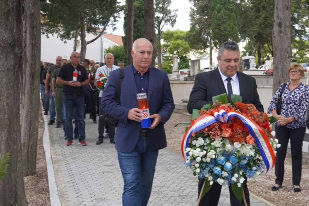 Šibenčane od stresnih jutarnjih gužvi štiti veseli plišanac