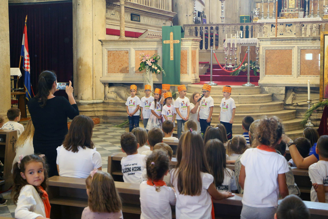 Ususret Danu Grada i Biskupije, djeca posjetila katedralu: Uručena priznanja za najbolje dječje radove