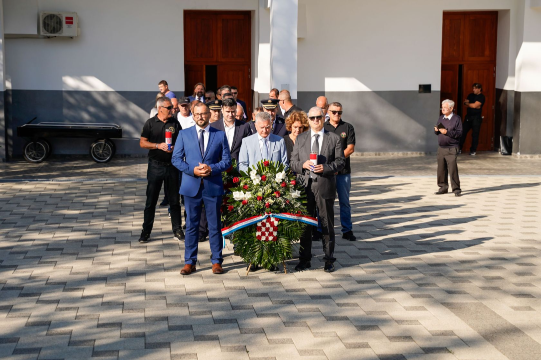 U povodu Dana grada Šibenika položeni vijenci i zapaljene svijeće na Gradskom groblju Kvanj