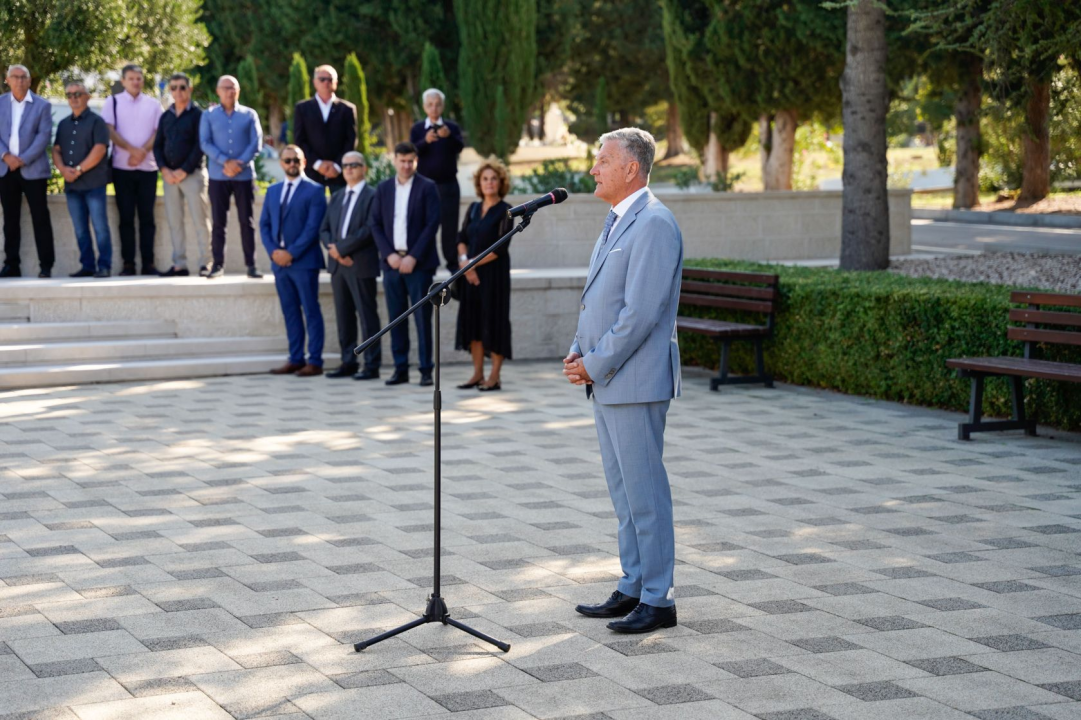 U povodu Dana grada Šibenika položeni vijenci i zapaljene svijeće na Gradskom groblju Kvanj