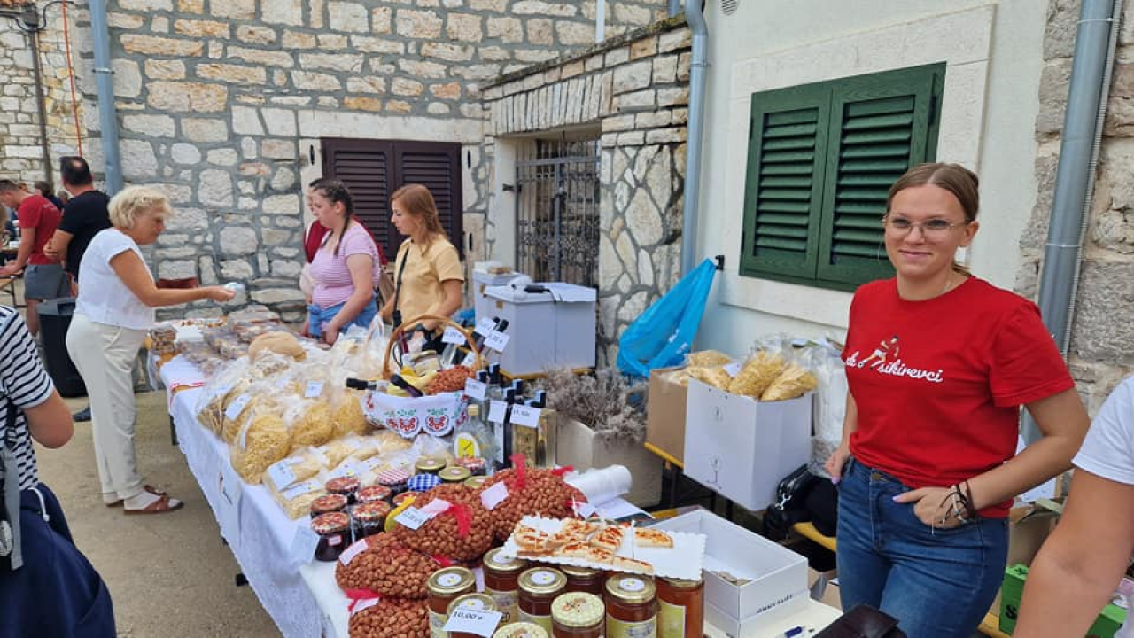 Slavonski duh u srcu Dalmacije: Druženje uz čvarke i čobanac u Tribunju