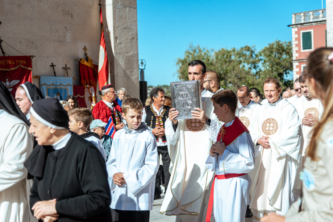 Povodom Dana Šibenika održana tradicionalna svečana procesija ulicama grada i sveta misa