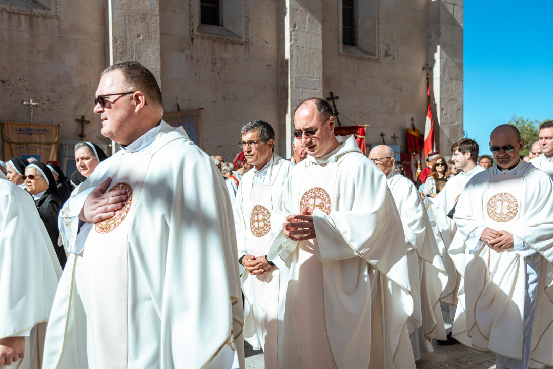 Povodom Dana Šibenika održana tradicionalna svečana procesija ulicama grada i sveta misa
