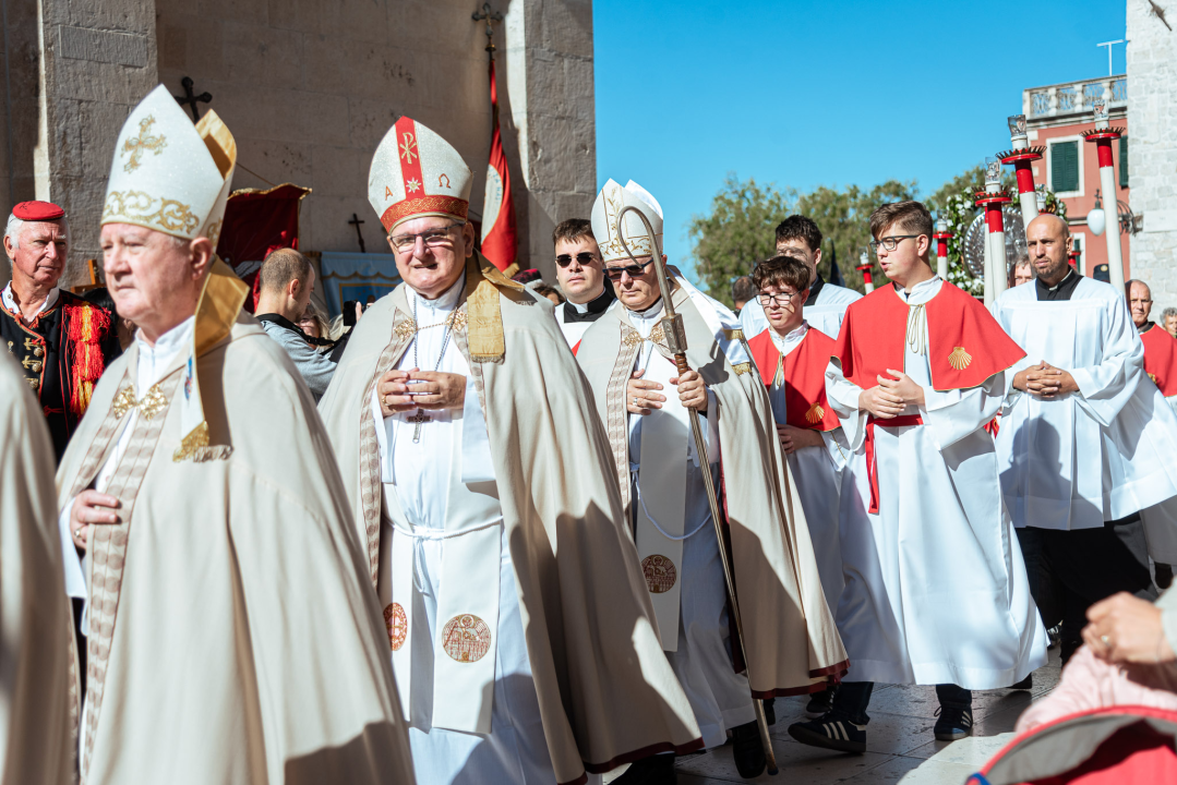 Povodom Dana Šibenika održana tradicionalna svečana procesija ulicama grada i sveta misa