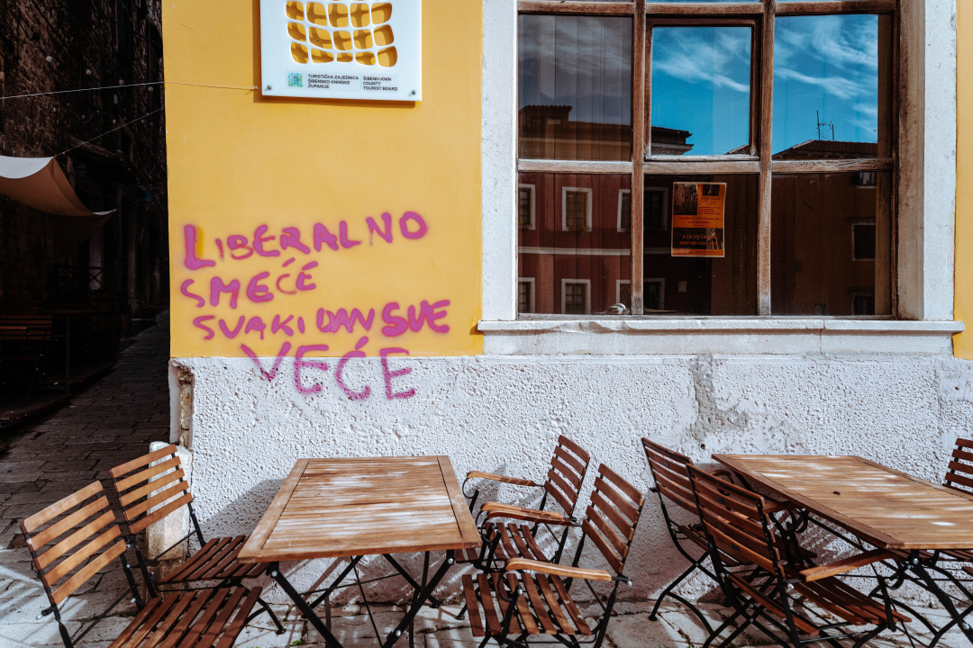 Šibenik ima svog Banksyja, samo je ovaj specijaliziran za uništavanje fasada u staroj gradskoj jezgri