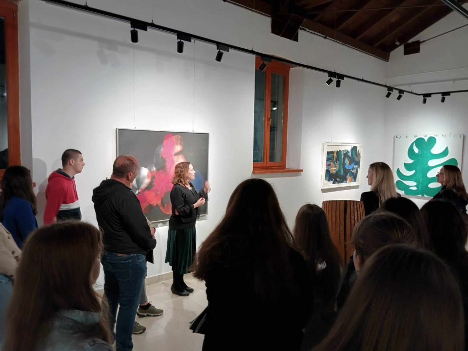 U galeriji Kninskog muzeja otvorena izložba 'Izdržati svom (nevoljenom) vremenu usprkos'